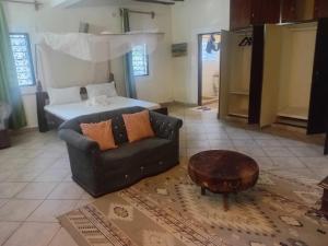 un soggiorno con un divano e un tavolo di 2 bedroom Diani apartment a Ukunda Airport Altre 14 foto
