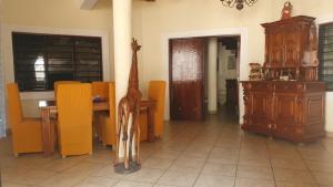 una sala con tavolo e sedie e una sala da pranzo di 2 bedroom Diani apartment a Ukunda Airport