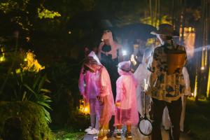 Eine Gruppe von Schaufensterpuppen steht auf einem Bürgersteig. in der Unterkunft Relais & Châteaux Su Shien Valley Hotel in Dujiangyan