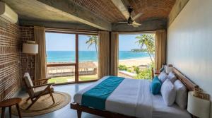 蓬蒂切里Ostel In的一间带床的卧室，可欣赏海景