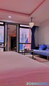 Giường trong phòng chung tại Apartments at Berjaya Times Square KL by Robinsons