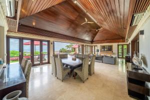 Forever Bali Villas في أُلُواتو: غرفة طعام بها طاولة وكراسي