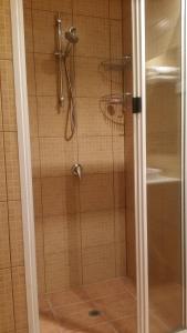 una ducha con puerta de cristal en un baño en Hibiscus Apartments, en Honiara