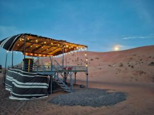 ESCAPE cAMp في Badīyah: بناء في وسط الصحراء