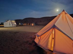 una tienda en medio de un desierto por la noche en ESCAPE cAMp, en Badīyah