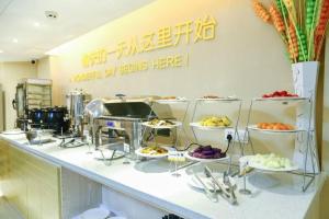 City Comfort Inn Wuhan Zongguan Metro Station في ووهان: طابور بوفيه مع مختلف أنواع الطعام المعروض