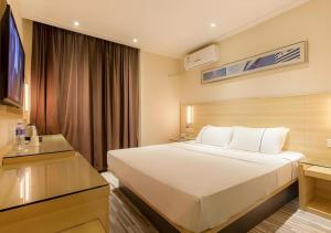 Ένα ή περισσότερα κρεβάτια σε δωμάτιο στο City Comfort Inn Wuhan Jiefang Avenue Xinrong Light Rail Station +171 φωτογραφίες