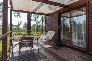 Cocoon Eco Design Lodgesにあるバルコニーまたはテラス