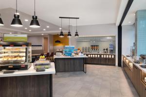 una panadería con aasteryasteryasteryasteryasteryasteryasteryasteryasteryasteryasteryasteryasteryasteryasteryastery en Home2 Suites By Hilton Flagstaff, en Flagstaff