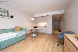 1 dormitorio con 1 cama azul y cocina en Studio apartment with gym, parking, coworking, en Maardu