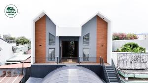 Blick auf ein Haus mit Balkon in der Unterkunft OMEGA HOUSE Thốt Nốt in Thốt Nốt