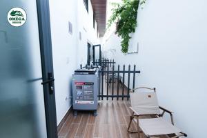 ein Zimmer mit Heizung und zwei Stühlen in einem Innenhof in der Unterkunft OMEGA HOUSE Thốt Nốt in Thốt Nốt