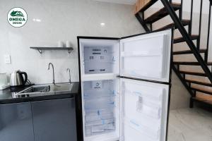 einen Kühlschrank mit offener Tür in der Küche in der Unterkunft OMEGA HOUSE Thốt Nốt in Thốt Nốt
