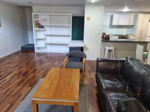 Kuchyň nebo kuchyňský kout v ubytování Quiet secure home in CBD, handy close to Downtown Britomart Ferry and Spark Arena