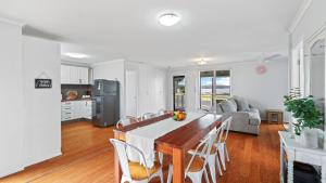 Η κουζίνα ή μικρή κουζίνα στο Riverside Retreat