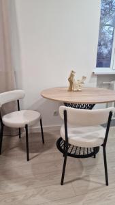 uma mesa de jantar e duas cadeiras e uma mesa em Centrala em Bălţi mais 2 fotografias