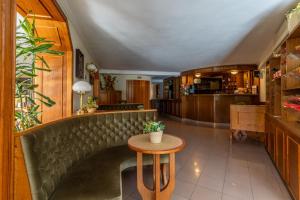 Posezení v ubytování Hotel Molnár + 44 fotografií