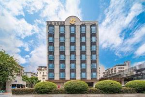 un edificio alto con un reloj encima en Xiamen Seashine Lakeview Hotel, en Xiamen