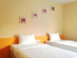 Un pat sau paturi într-o cameră la C2 Residence Hotel +124 fotografii