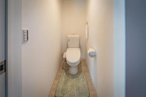 a small bathroom with a toilet and a rug at HANABI棟 8人宿泊 サウナあり ペット不可 - Base棟 4人宿泊 サウナなし ペット可 - 貸切で最大12名宿泊OK in Katori