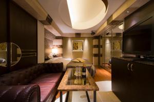 Una sala de estar con un sofá y un televisor. en Hotel W-ARAMIS -W GROUP HOTELS and RESORTS-, en Tokio