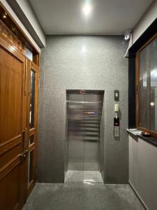 un couloir avec un ascenseur dans un immeuble dans l'établissement Madhav Villa, à Jaipur