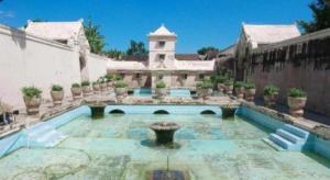 Una casa grande con piscina en un patio. en Hotel Batik Yogyakarta, en Yogyakarta