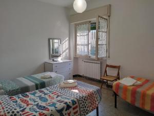 Кровать или кровати в номере Villa Eusepia, di fronte alla spiaggia di Tirrenia