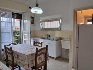 Кухня или мини-кухня в Villa Eusepia, di fronte alla spiaggia di Tirrenia
