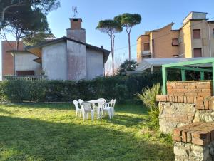 Сад в Villa Eusepia, di fronte alla spiaggia di Tirrenia