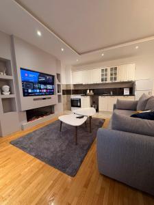 TV a/nebo společenská místnost v ubytování NAR Royalton Apartment #25