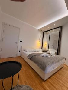 Postel nebo postele na pokoji v ubytování NAR Royalton Apartment #25