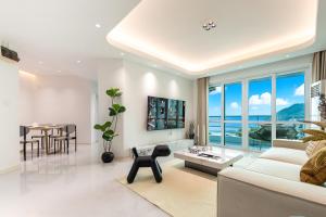 Un televizor și/sau centru de divertisment la Sanya Sun Seaview Apartment