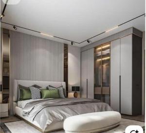 um quarto com uma cama grande e almofadas verdes em The Cozy Nest 2 - Thảo Điền em Cidade de Ho Chi Minh