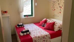 Ένα ή περισσότερα κρεβάτια σε δωμάτιο στο Villa Ruby beachfront by Villas Guide