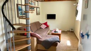 Μια τηλεόραση ή/και κέντρο ψυχαγωγίας στο Villa Ruby beachfront by Villas Guide