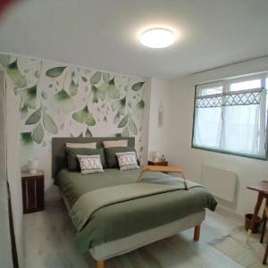 Un dormitorio con una cama verde con una pared arbolada en Le "Therdon'Oise" - Maison, gardiennage & navette, en Therdonne