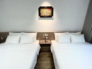 Ένα ή περισσότερα κρεβάτια σε δωμάτιο στο Cao Bằng Xưa và Nay Hometel +6 φωτογραφίες