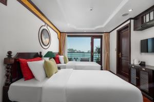 Кровать или кровати в номере Cycad cruise +51 фотография
