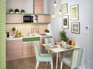 una pequeña cocina con mesa y sillas en Brill Budapest Apartments 2, en Budapest