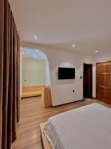 Телевизор и/или развлекательный центр в SOLEIL HOSTEL