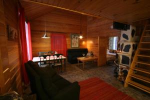 ein Wohnzimmer mit Sofa und Tisch in der Unterkunft Holiday Home Marja-aapa in Luosto