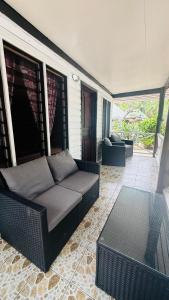 O zonă de relaxare la White Sandy Beach Dive Resort