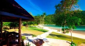 Secret Paradise Resort & Turtle Sanctuary في سان فيسنتي: اطلالة المنتجع على الشاطئ والمحيط