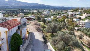 una vista aérea de una ciudad con edificios en Villa Thea, en Moírai