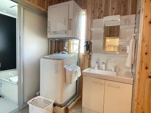 Una pequeña cocina con nevera y fregadero. en アグリート島時間, en Onomichi