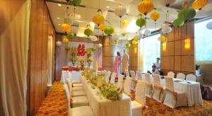 a row of tables and chairs in a banquet hall at Forever Green Resort in Ấp Nhứt (1) +200 photos
