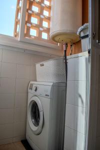 a washing machine and a sink in a kitchen at 2BR Ontspannen vakantiewoning in Casares