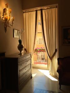 Habitación con vestidor y ventana con vestidor. en Hotel Relais Filonardi, en Veroli