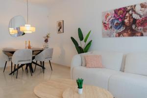 a living room with a couch and a table at 2BR Ontspannen vakantiewoning in Casares